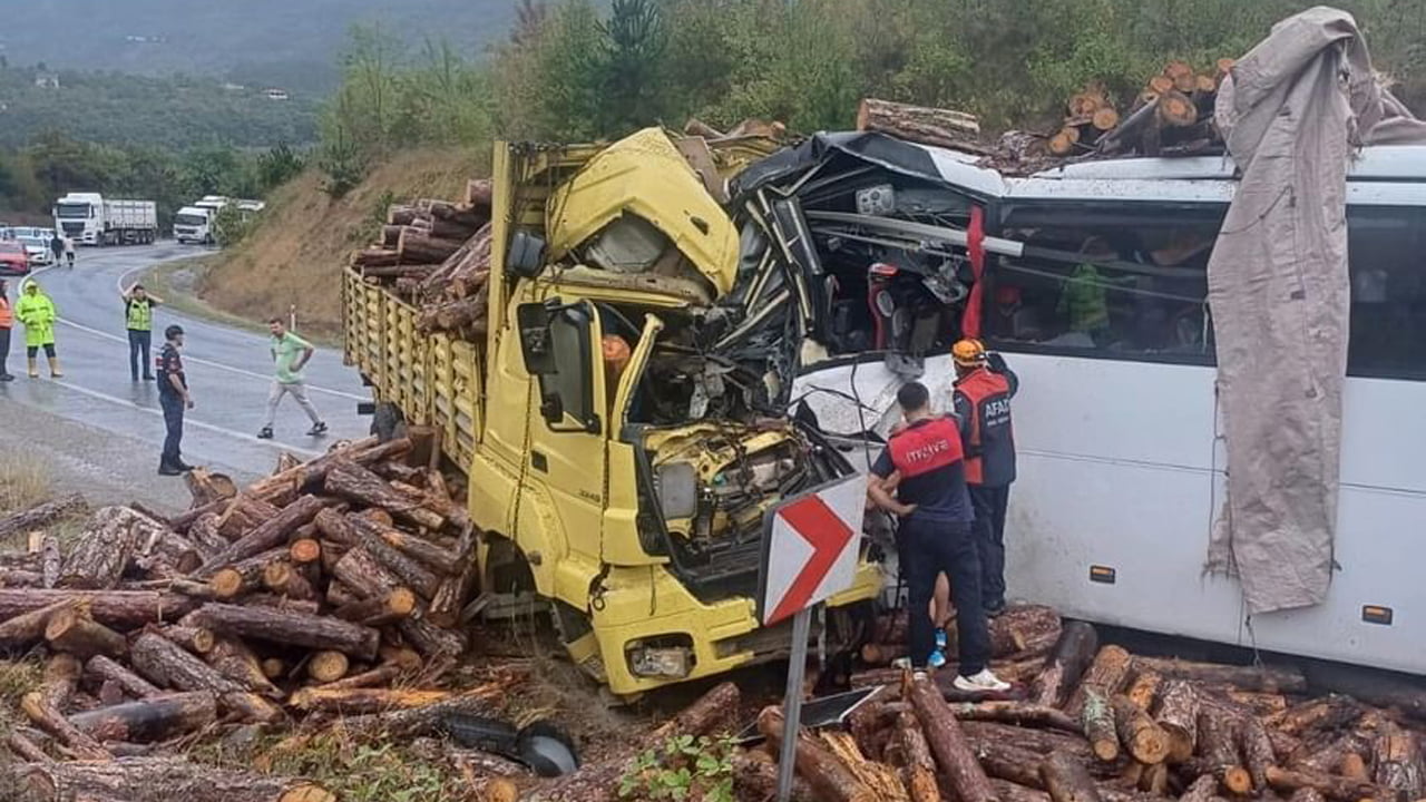 Zonguldak-Karabük yolu Gökçebey mevkiinde kamyon ile yolcu otobüsünün çarpışması sonucu 2 kişi hayatını kaybederken, 21 kişi de yaralandı.