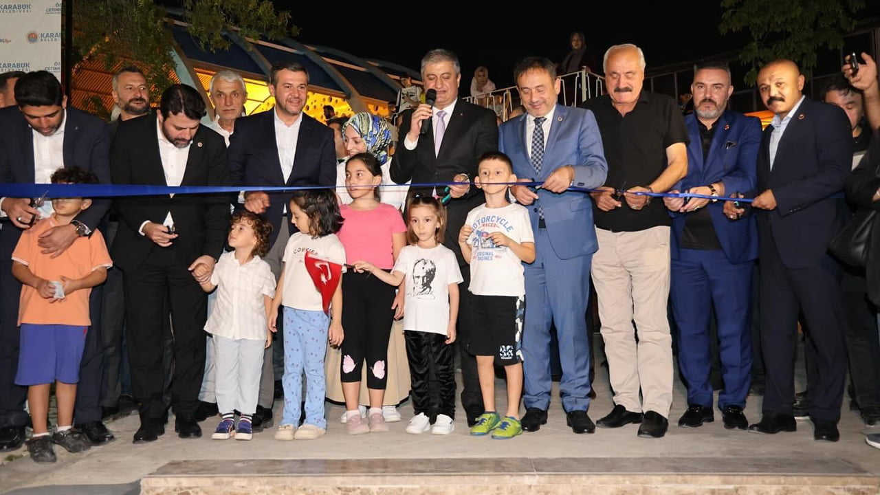 Karabük Belediye Başkanı Özkan Çetinkaya'nın vaatlerinden biri olan Havuzlu Bahçe Sosyal Tesisleri düzenlenen törenle açıldı.