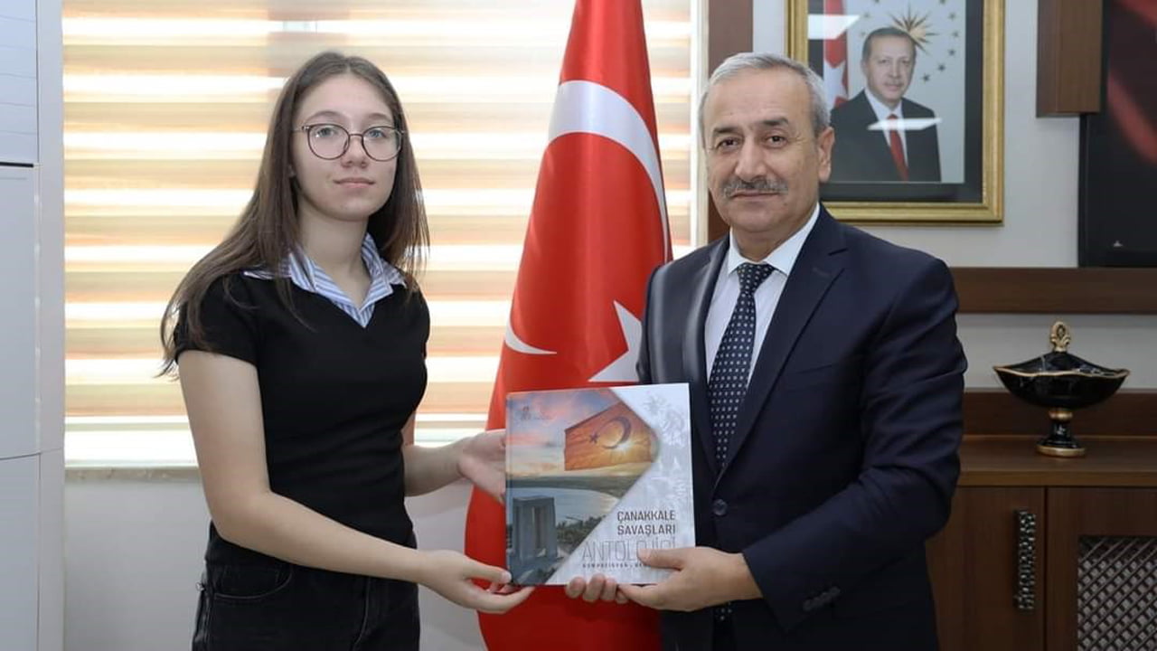 Kompozisyon yarışmasında Türkiye birincisi olan Karabüklü öğrencinin Eseri Milli Eğitim Bakanlığı Tarafından Hazırlanan "Çanakkale Savaşları" Antoloji Kitabında yer aldı.