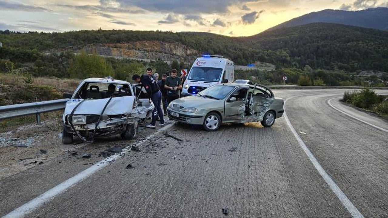 Karabük'ün Safranbolu ilçesinde iki otomobilin çarpıştığı kazada 2'si çocuk 7 kişi yaralandı.