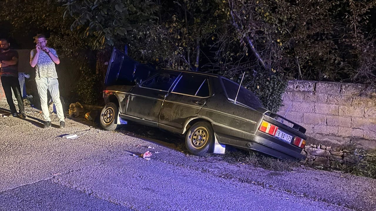 Karabük'te meydana gelen iki ayrı trafik kazasında 3 kişi yaralandı.