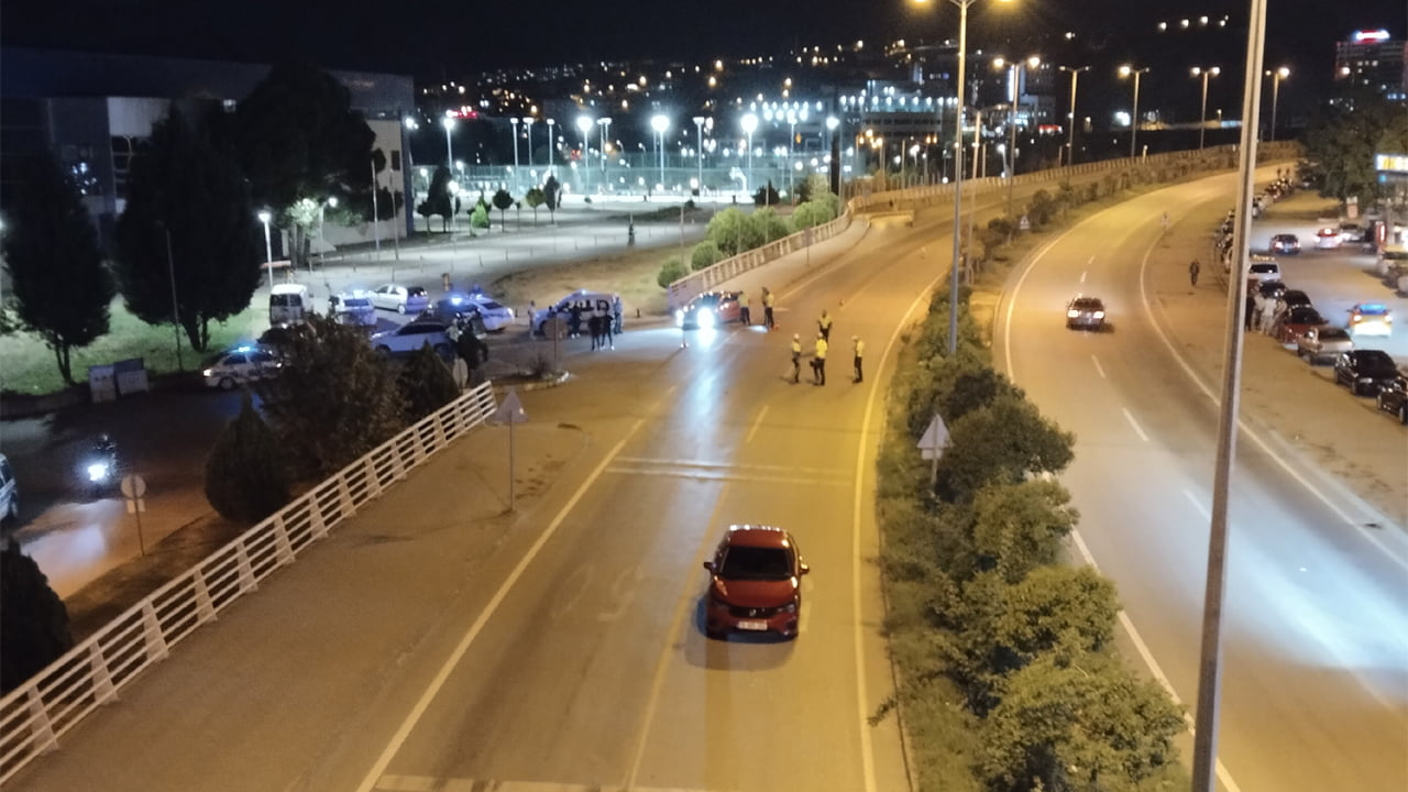 Karabük'te yolun karşısına geçmek isteyen 11 yaşındaki çocuk otomobilin çarpması sonucu ağır yaralandı.