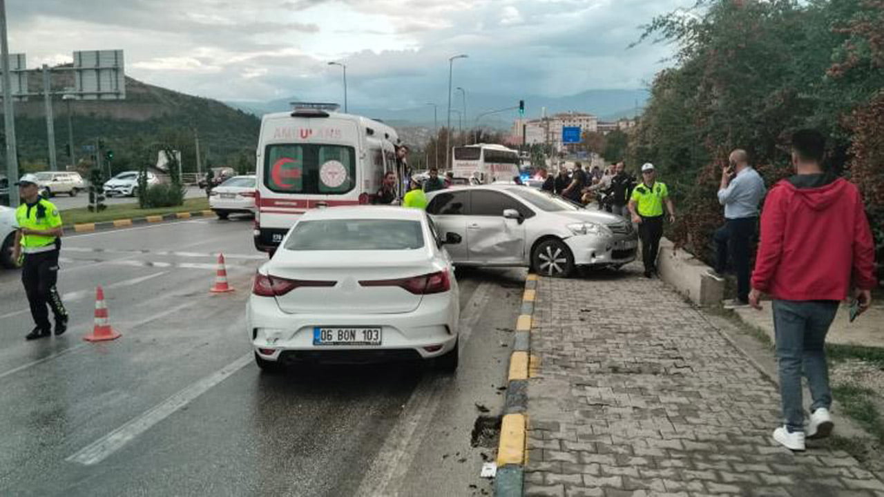 Karabük'te 6 aracın karıştığı zincirleme trafik kazasında 4 kişi yaralandı.