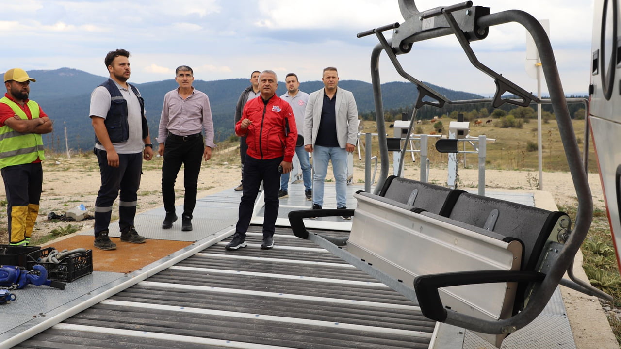 Karabük'ün 2 bin rakımlı en yüksek tepesi olan Keltepe mevkiinde bulunan Keltepe Kayak Merkezinde yeni sezon hazırlıkları başlatıldı.