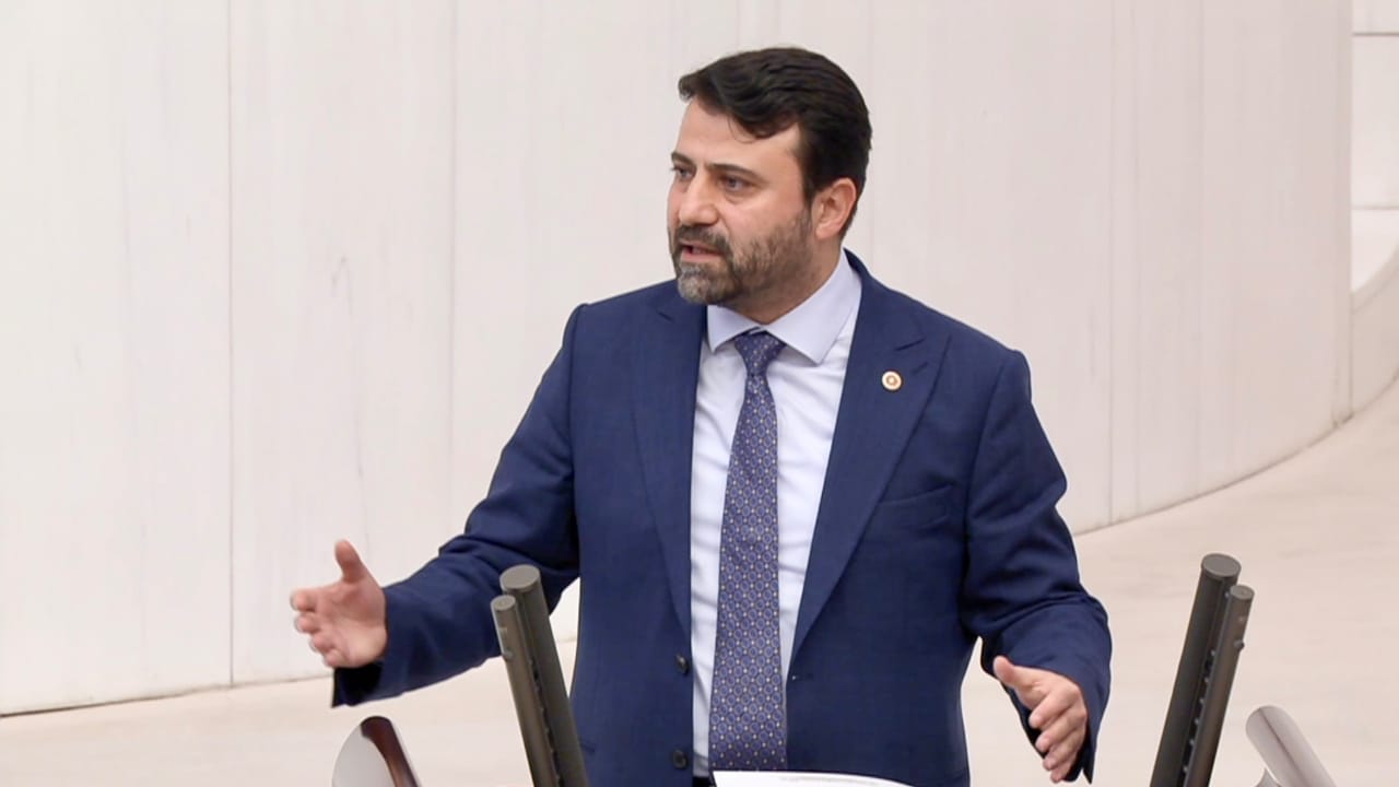 AK Parti Karabük Milletvekili Cem Şahin, Karabük Demir ve Çelik Fabrikaları'nın (KARDEMİR) yapacağı 100 yeni işçi alımına ilişkin, "Mevcut işe alım politikasının gözden geçirilerek mülakata alınan 320 adayın herhangi bir engeli yoksa tamamını kapsayacak şekilde genişletmesini istiyoruz." dedi.