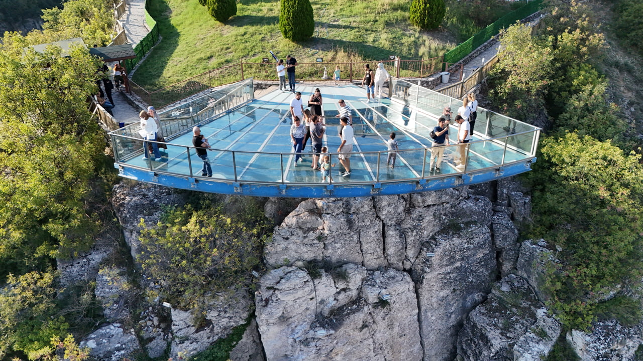 UNESCO Dünya Kültür Mirası Listesi'nde bulunan Karabük'ün Safranbolu ilçesindeki İncekaya Kanyonu üzerine yapılan cam seyir terası yılın ilk 8 ayında 164 bin 841 kişiyi ağırlarken, 6 milyon 145 bin TL gelir sağladı.