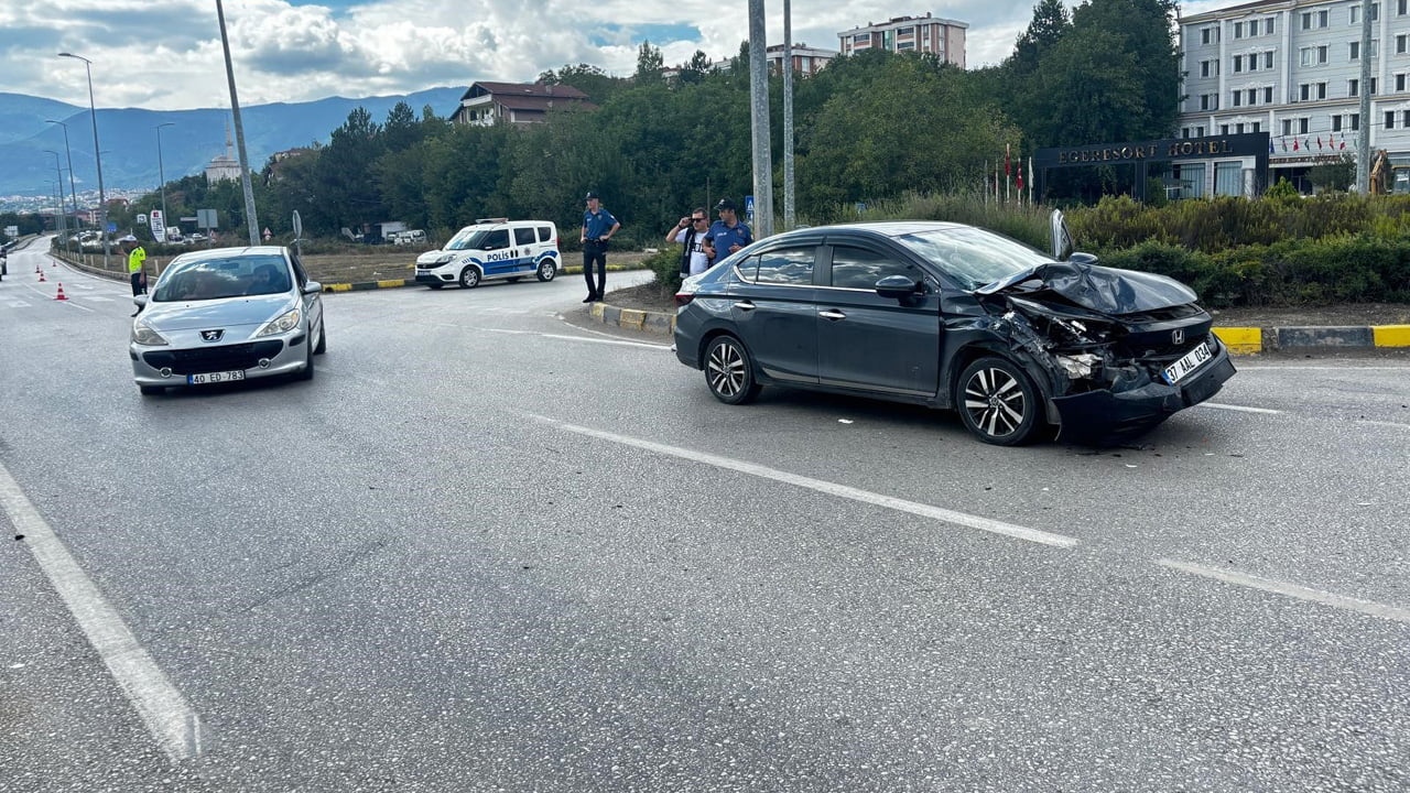 Karabük'ün Safranbolu ilçesinde iki otomobilin çarpışması sonucu meydana gelen kazada 4 kişi yaralandı.