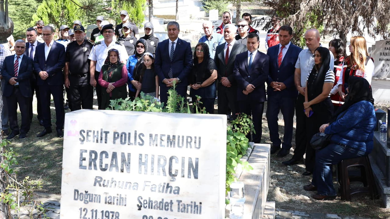 Şehit Polis Memuru Ercan Hırçın, ölüm yıldönümünde mezarı başında anıldı. 08 Eylül 2015 tarihinde Mardin'in Dargeçit ilçesinde şehitlik mertebesine ulaşan Polis Memuru Ercan Hırçın’ın sene-i devriye programına, Vali Mustafa Yavuz da katıldı.