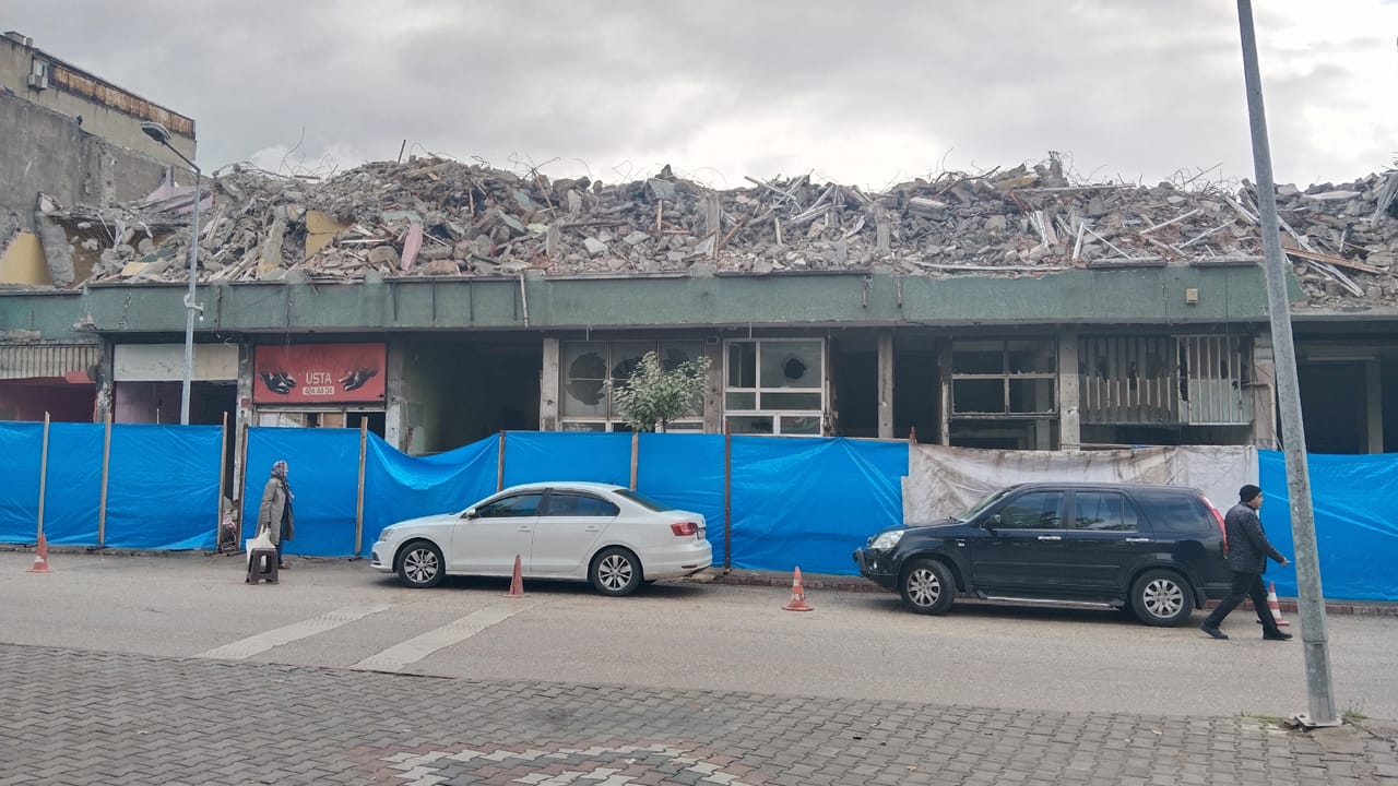 Karabük'te depreme dayanıksız olduğu gerekçesiyle 5 katlı 64 yıllık sendika binasının yıkımına başlandı.