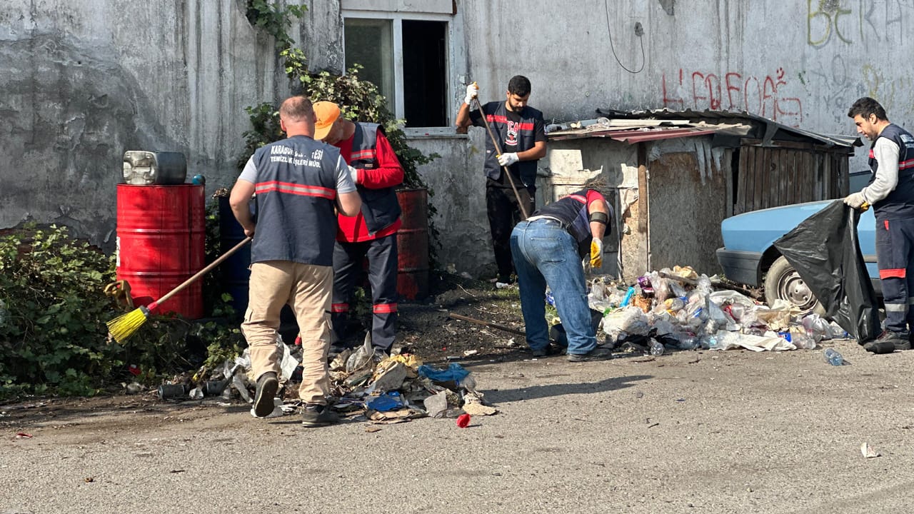 Karabük Belediyesi şehrin her köşesinde titizlikle sürdürdüğü temizlik çalışmalarına, Antepoğlu Sanayi Sitesi’nde devam etti.