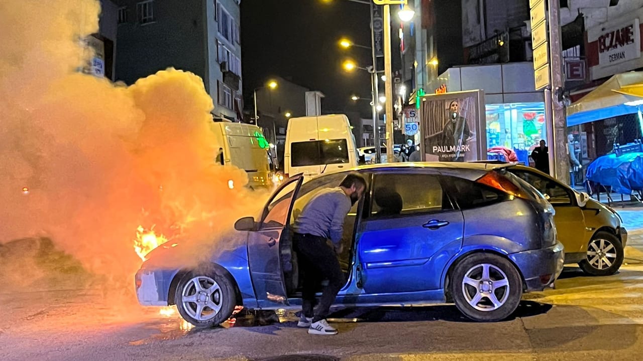 Karabük'te seyir halindeki otomobil alev aldı. Bir kişinin yanan otomobilin içerisine girerek cep telefonunu aldığı anlar kameraya yansıdı.