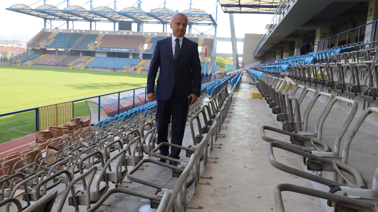 Dr. Necmettin Şeyhoğlu Stadyumunda sporseverlere daha konforlu bir izleme deneyimi sunmayı hedefleyen Karabük Gençlik ve Spor İl Müdürlüğü, yıpranan koltukları yenilemeye başladı.