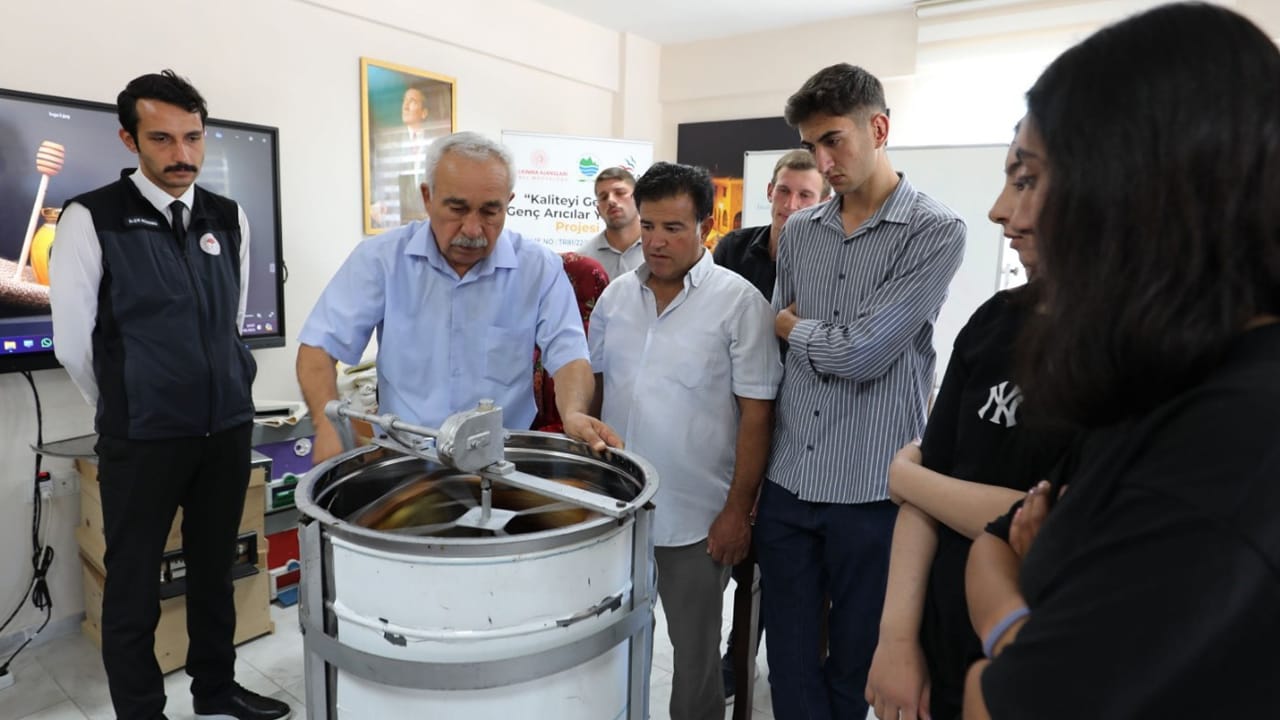 Karabük’ün Eflani ilçesinde "Kaliteyi Geliştir Genç Arıcılar Yetiştir" projesi çerçevesinde verilen eğitimle gençler hem arıcılığın püf noktalarını öğreniyor hem de istihdam için önemli bir adım atıyor.