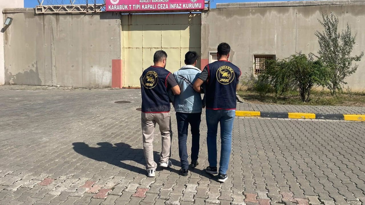 Karabük’te hakkında ‘Dolandırıcılık ve silahla tehdit’ suçundan aranan ve hakkında 13 yıl 8 ay hapis cezası bulunan hükümlüyü JASAT dedektifleri yakaladı.