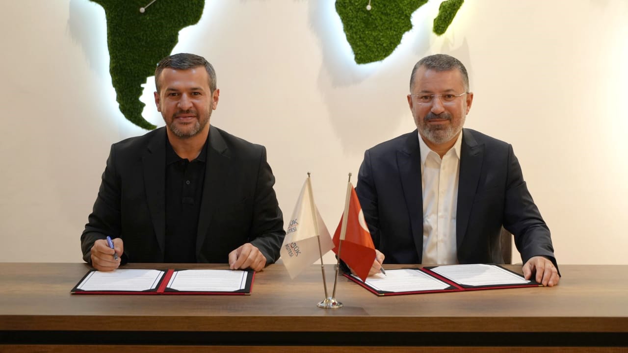 Karabük Üniversitesi Rektörü Prof. Dr. Fatih Kırışık ve Karabük Belediye Başkanı Özkan Çetinkaya, mülkiyeti Karabük Üniversitesine ait 29 adet nostaljik aracın sergilenmesi amacıyla iş birliği protokolü imzaladı.