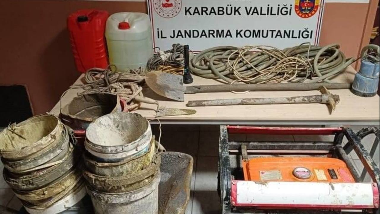 Karabük'ün Eskipazar ilçesinde izinsiz kazı yapan 2 kişi yakalandı.