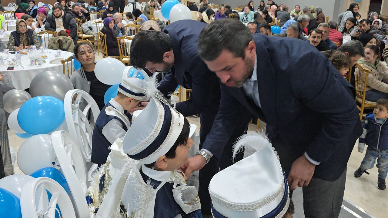 Karabük Belediyesi, ihtiyaç sahibi ailelerin çocuklarına yönelik düzenlediği toplu sünnet etkinliğini Kanyon Park düğün salonunda gerçekleştirdi.