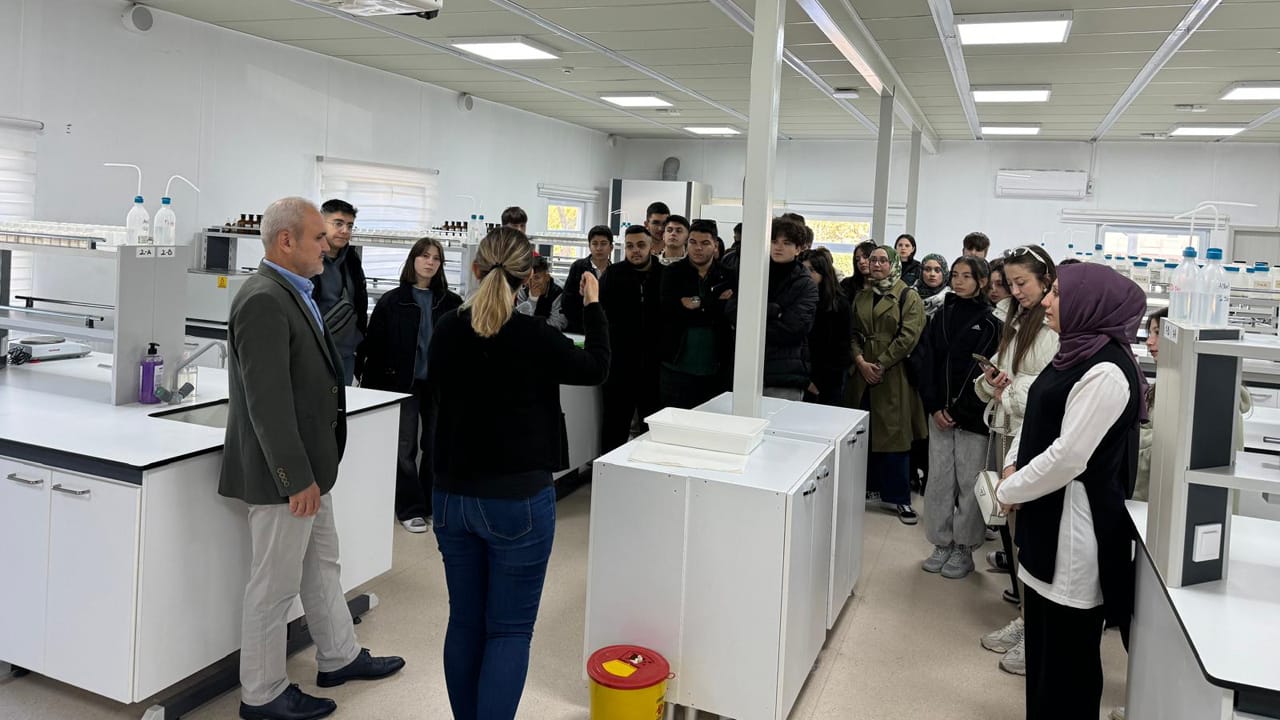 Karabük MY Koleji Anadolu Lisesi tarafından, 11 ve 12. sınıf öğrencilerine kariyer planlarını yapmalarında yardımcı, meslek seçimlerinde yol gösterici olmak amacıyla bir gezi düzenlendi.