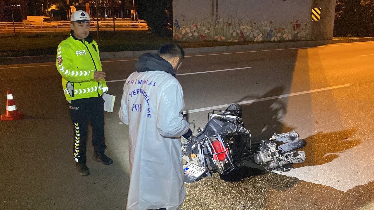 Karabük'te iki motosikletin çarpışması sonucu meydana gelen kazada 1 kişi hayatını kaybetti, 2 kişi de ağır yaralandı.