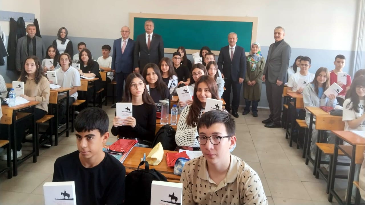 Karabük'te "Eğitim Kenti Karabük" projesi çerçevesinde okuma alışkanlığı kazandırılması için öğrencilere kitap dağıtımı sürüyor.