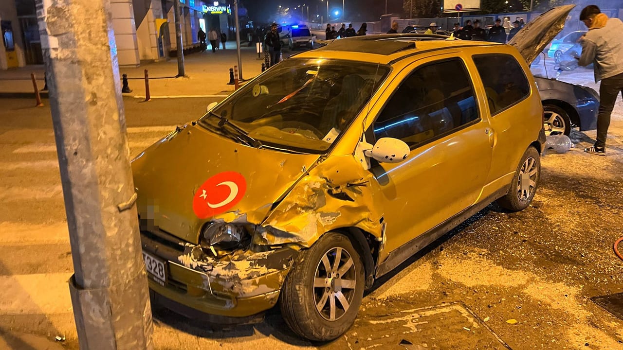 Karabük'te iki otomobilin çarpışması sonucu meydana gelen kazada 3'ü çocuk 4 kişi yaralandı.