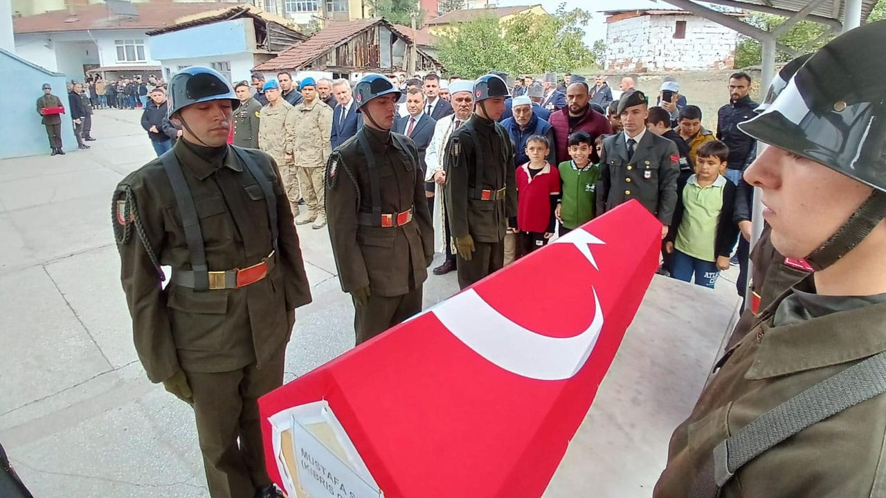 KIBRIS GAZİSİ TOPRAĞA VERİLDİ