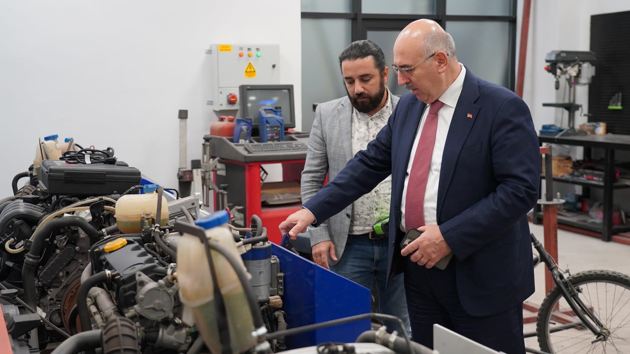 Yükseköğretim Kurulu (YÖK) Yürütme Kurulu Üyesi Prof. Dr. Mahmut Ak, iki günlük Karabük ziyareti çerçevesinde çeşitli incelemelerde bulunup, toplantılara katıldı.