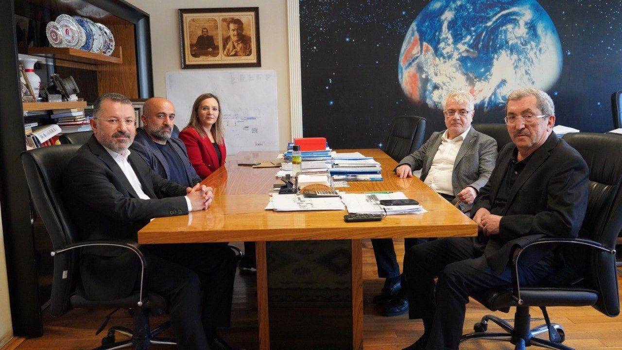 Karabük Üniversitesi Rektörü Prof. Dr. Fatih Kırışık, Karabük'te faaliyet gösteren firmaları ziyaret ederek, iş dünyası temsilcileri ile bir araya geldi.