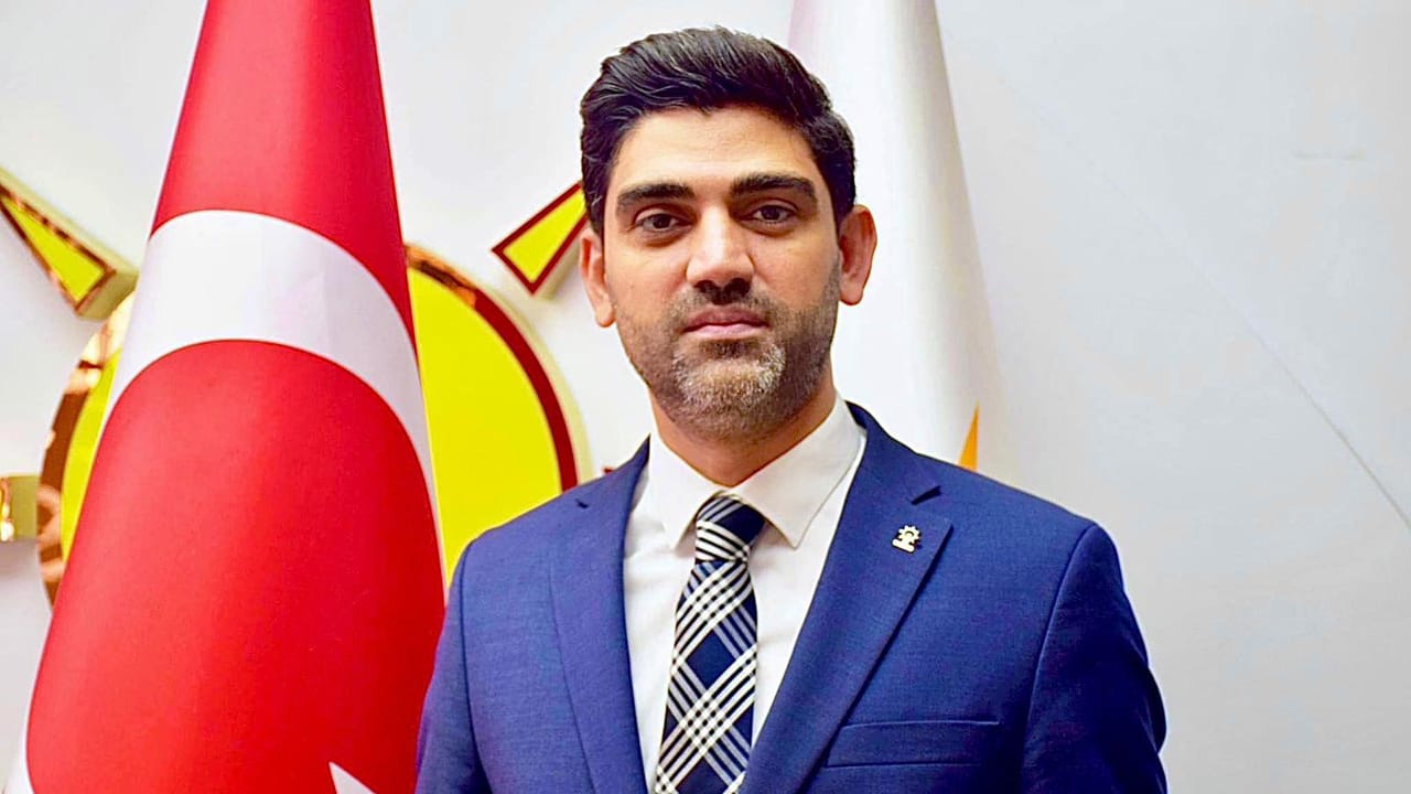 AK Parti Karabük İl Başkanı Ferhat Salt, KARDEMİR’in Türk ekonomisine ve Türkiye’nin savunma sanayisine sağladığı katkılara değinirek, fabrikanın mevcut işe alım politikasıyla ilgili de önemli açıklamalarda bulundu.