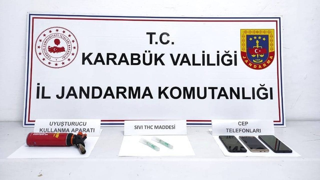 Karabük'ü Yenice ilçesinde uyuşturucu madde ile yakalanan 2 şahıs adliyeye sevk edildi.