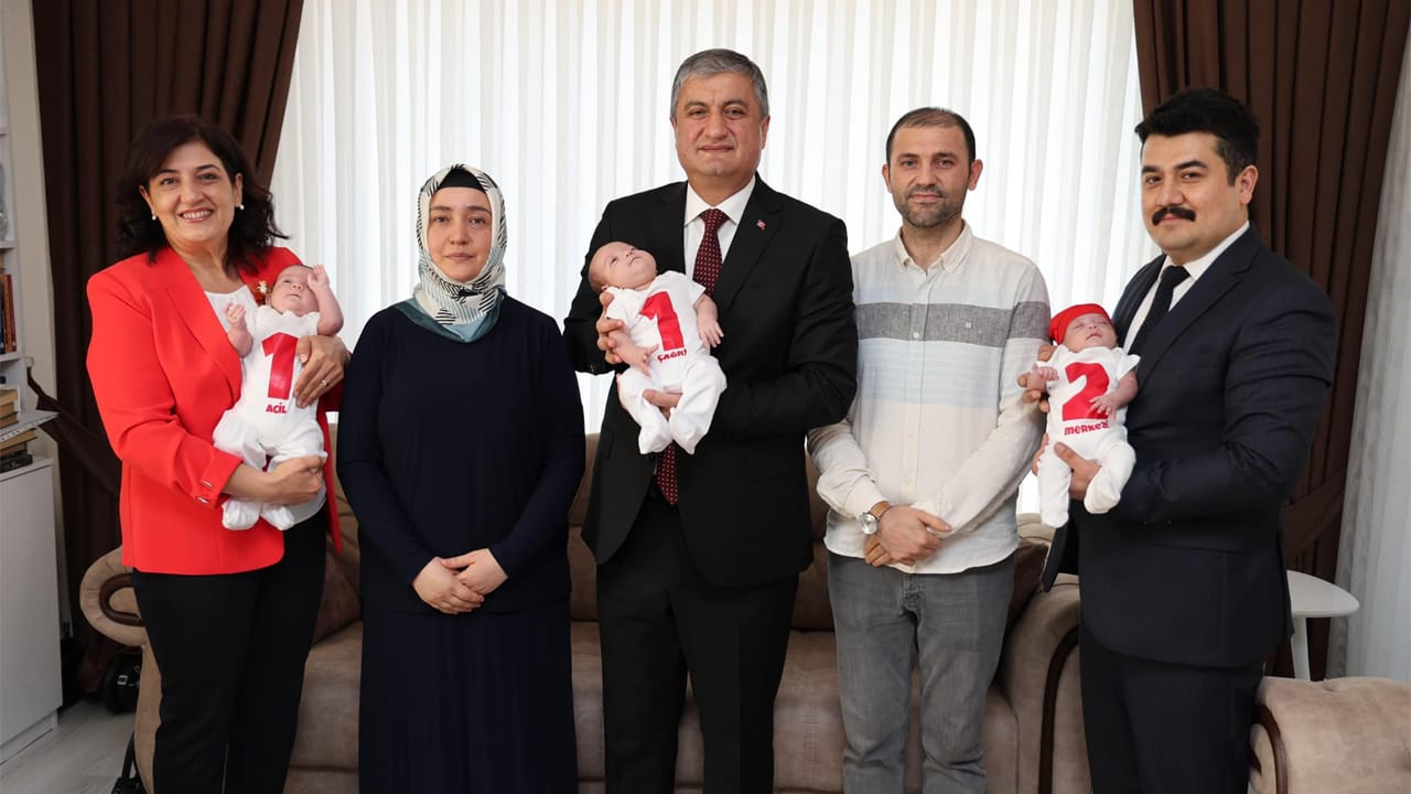 Vali Mustafa Yavuz ve eşi Süreyya Yavuz’dan, üçüz bebek sevinci yaşayan Ayşe Karadeniz’e anlamlı ziyaret.