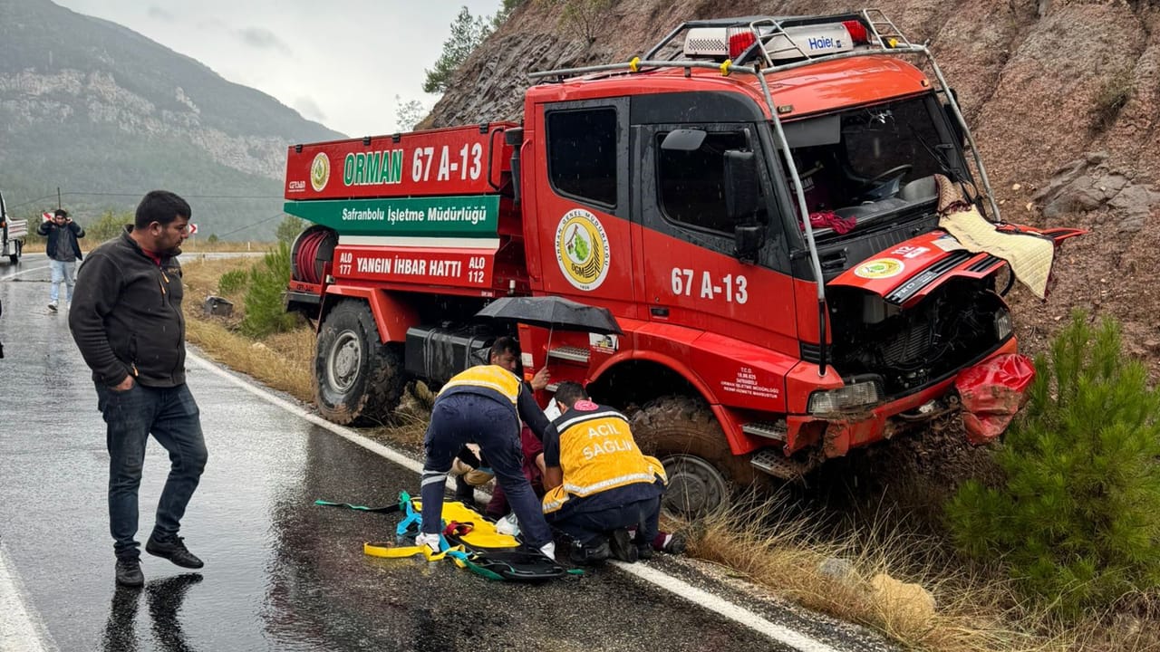 Karabük-Ovacık karayolu Bürnük köyü mevkiinde Safranbolu Orman İşletme Müdürlüğü'ne ait yangın arazözü yoldan çıkarak kaza yaptı. Kazada 3 orman işçisi yalandı.