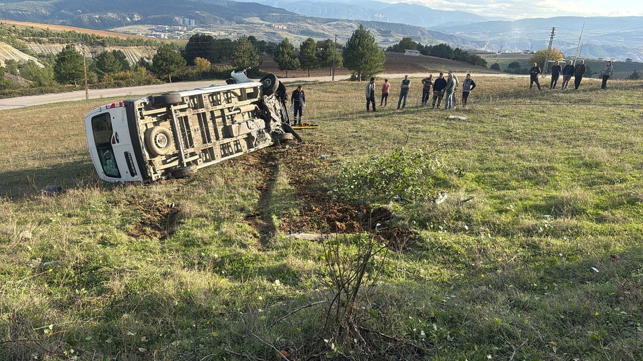 Karabük’te yoldan çıkarak ağaca çarptıktan sonra şarampole devrilen minibüsün sürücüsü yaralandı.