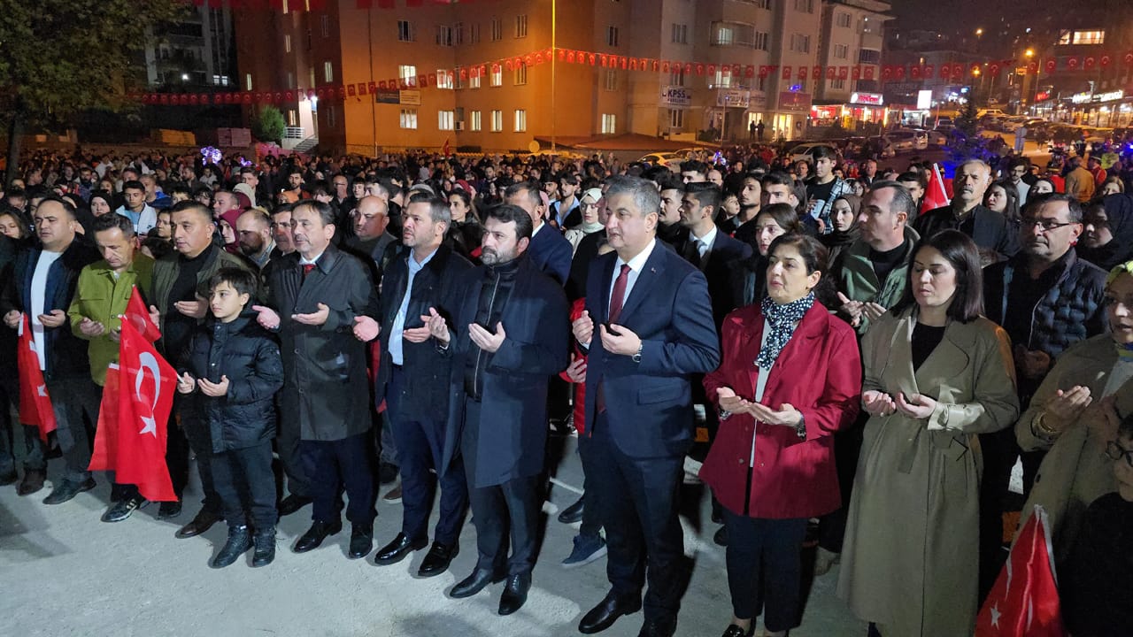 Karabük'te Cumhuriyet'in 101. kuruluş yıldönümü kutlamaları çerçevesinde yüzlerce kişinin katılımı ile fener alayı düzenlendi.