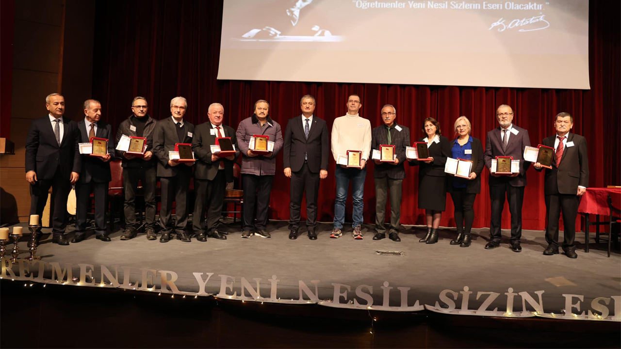 24 Kasım Öğretmenler Günü, Karabük’te İl Millî Eğitim Müdürlüğü koordinesinde Mustafa Yazıcı Anadolu Lisesi tarafından hazırlanan anlamlı bir programla kutlandı.