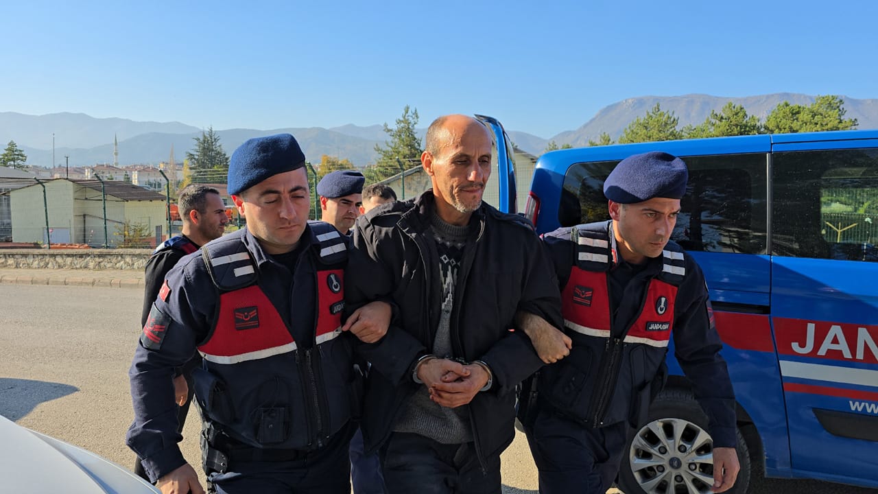 Karabük'ün Safranbolu ilçesinde 3 gündür kızlarının haber alamadıkları 93 yaşındaki İbrahim Tuna, evinde bal kabağı ile öldürülmüş halde bulundu.