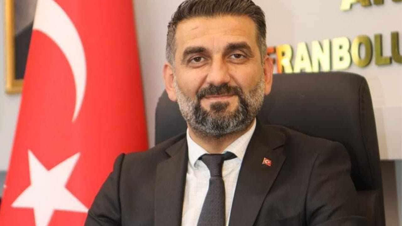 Ak Parti Safranbolu İlçe Başkanı M. Yasin AYDIN, Safranbolu Belediye Meclisinde Başkan Mimar Elif Köse’nin ”Dün akşamki davete icap etmediğiniz için nezaketsiz davranışınıza teşekkür ediyorum” şeklindeki söylemini ve sonrasında yaşananları yaptığı yazılı açıklama ile kınadı.