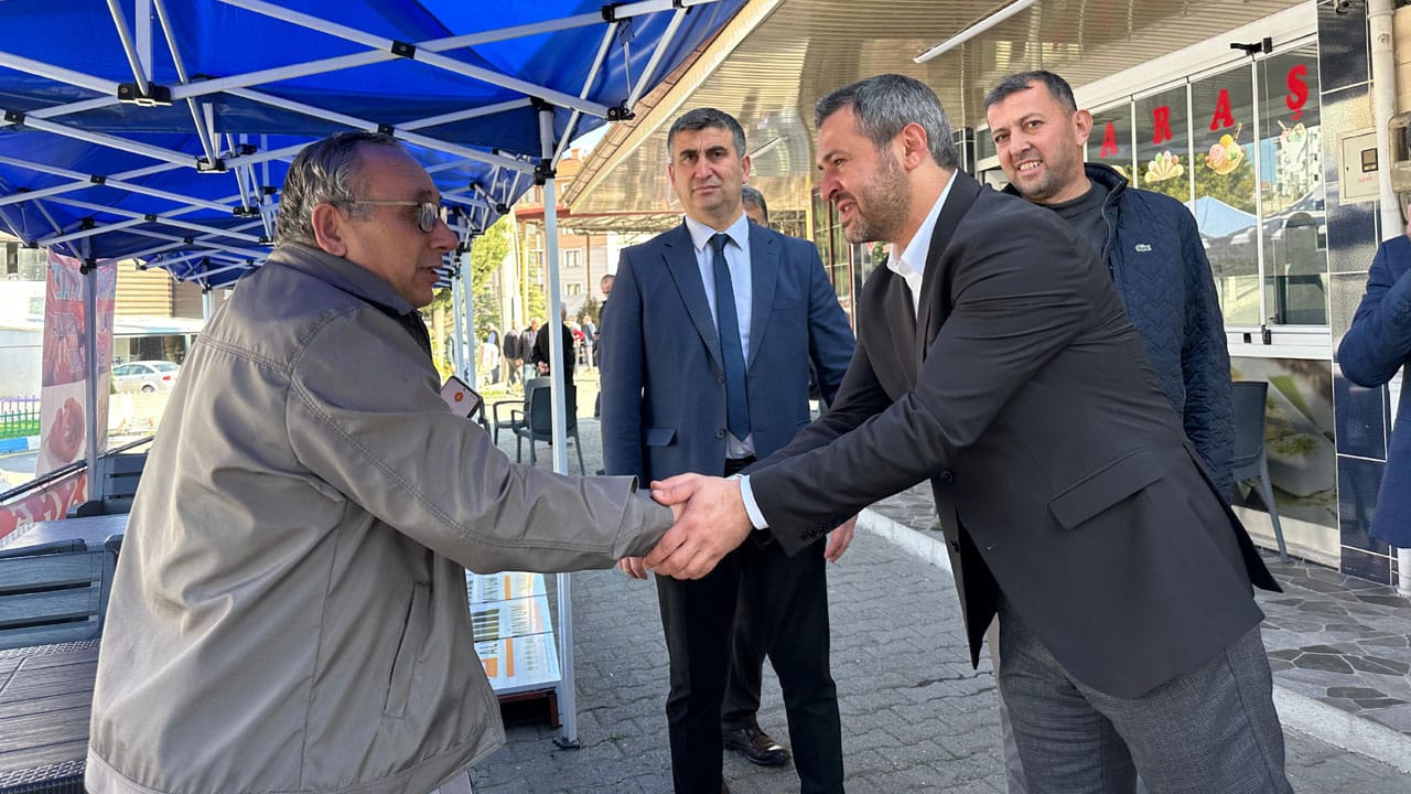 Karabük Belediye Başkanı Özkan Çetinkaya, AK Parti Karabük İl Başkanı Ferhat Salt ile birlikte Beşbinevler Mahallesi Şahin Tepesi Betim İş Merkezi’ndeki esnaflarla ve vatandaşlarla bir araya geldi.