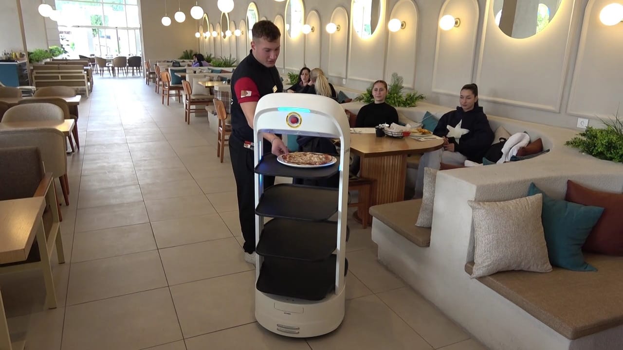 Karabük’te bir kafe başlattıkları robot servis hizmeti ile müşterilerinin dikkatini çekiyor.