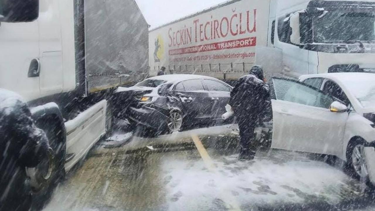 Karabük-Gerede karayolunda kar yağışının etkisiyle meydana gelen zincirleme kaza sonrası yol ulaşıma kapandı.