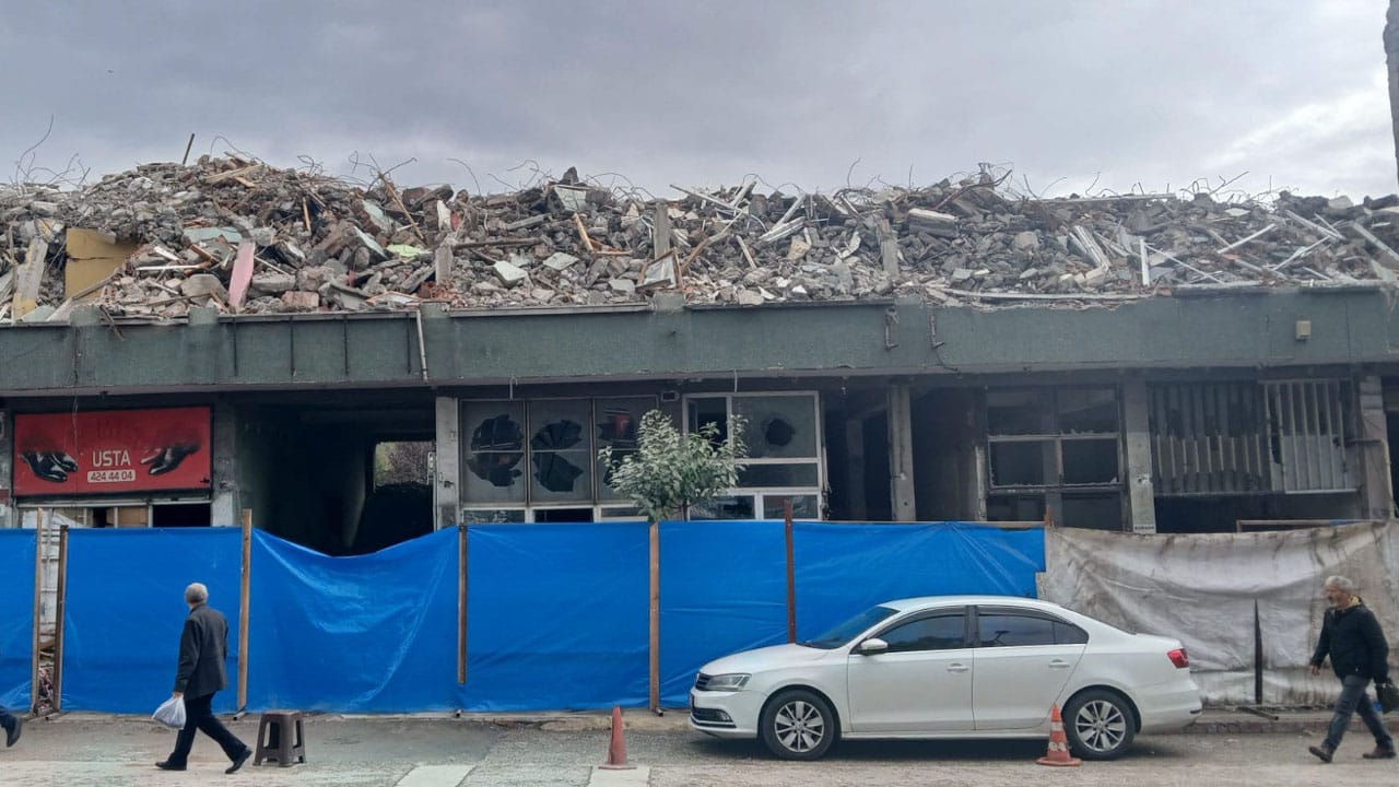 DEĞİRMENCİ: HİZMET BİNASINI KAZANDIRMAK İÇİN KOLLARI SIVADIK