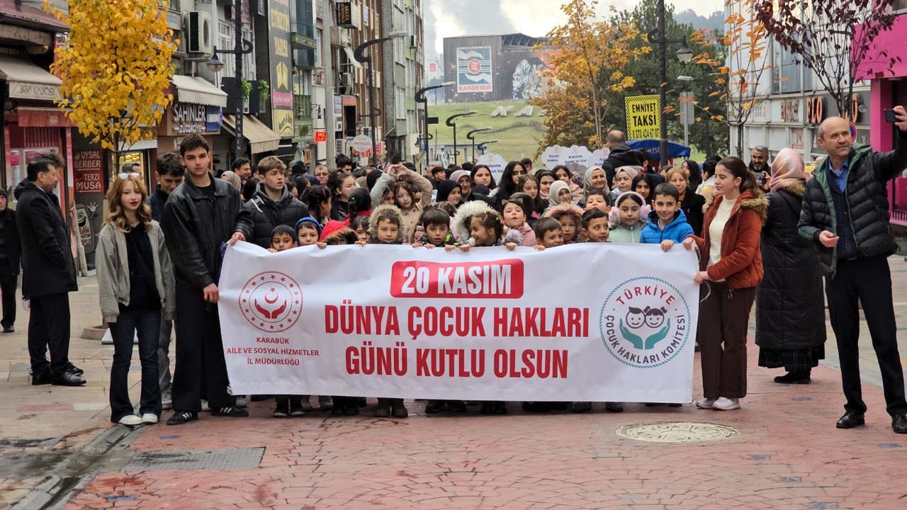 Karabük'te 20 Kasım Dünya Çocuk Hakları Günü dolayısıyla düzenlenen etkinlikte Filistinli çocuklar unutulmadı.