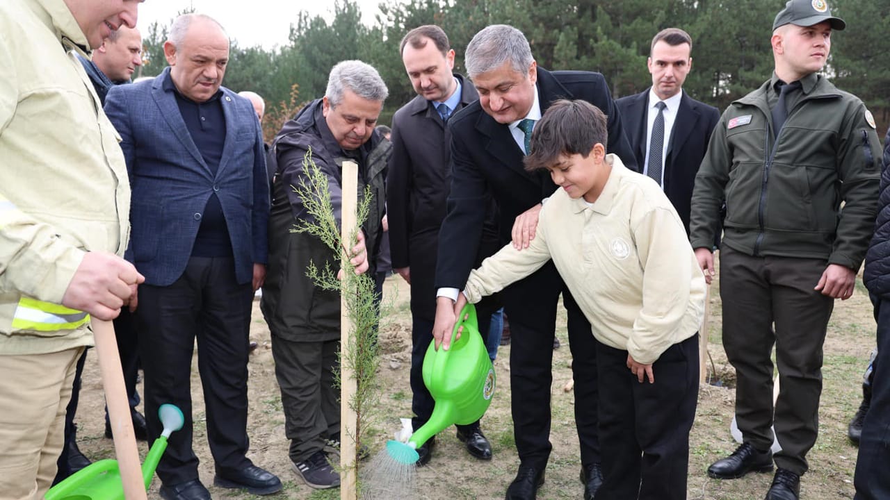 Milli Ağaçlandırma Günü ve Karabük Ticaret ve Sanayi Odası’nın 70. kuruluş yılı münasebetiyle, Valilik ve Karabük TSO iş birliğiyle fidan dikim töreni düzenlendi.