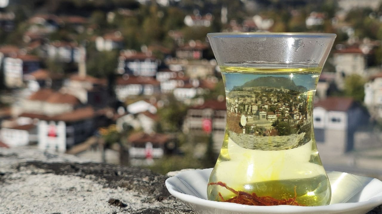 Safranbolu Belediyesi Hıdırlık Sosyal Tesisleri’nde modern bir hizmet dönemi başladı. Vatandaşların ve turistlerin tesis girişinde sıra beklemeden hızlı ve kolay bir şekilde geçiş yapabilmelerini sağlamak amacıyla, elektronik geçiş sistemi hayata geçirildi.