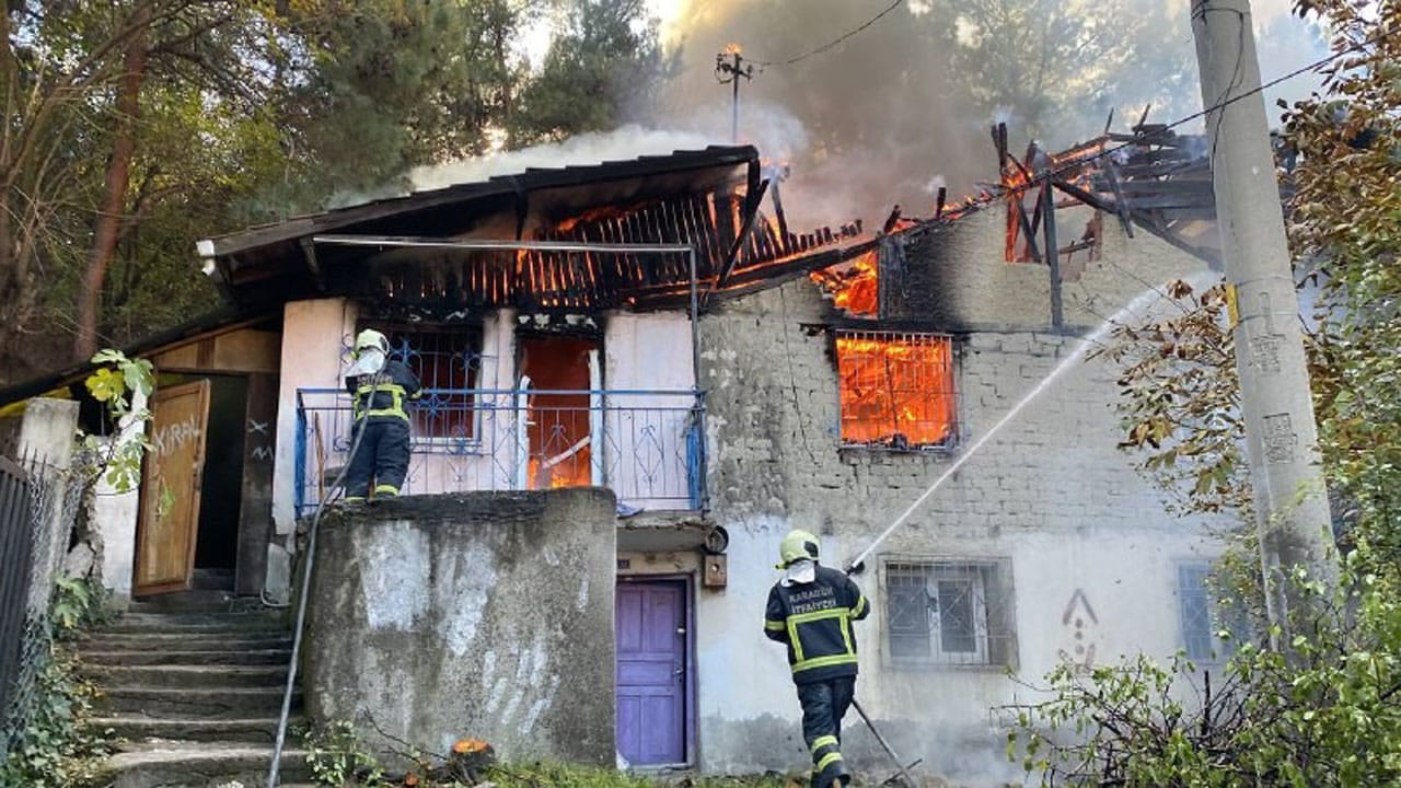 Karabük'te alevlere teslim olan iki katlı müstakil ev kullanılmaz hale gelirken yangın ormanlık alana sıçramadan söndürüldü.