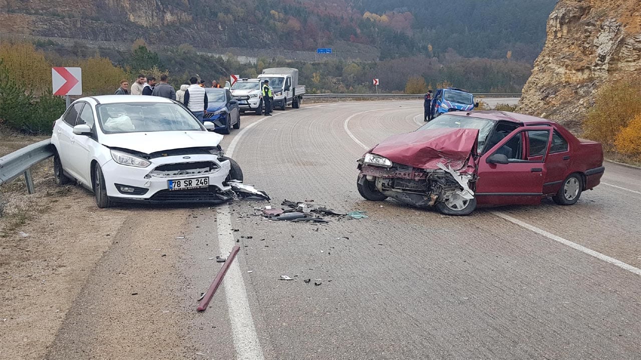 Karabük'ün Safranbolu ilçesinde iki otomobilin çarpışması sonucu 1'i çocuk 8 kişi yaralandı.