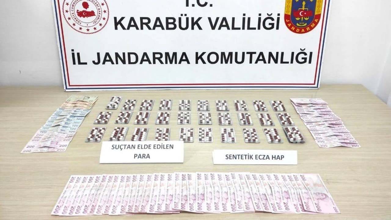 Karabük’te jandarma ekiplerinin düzenlediği operasyonda 426 adet uyuşturucu hap ile 12 bin 170 TL ele geçirildi.