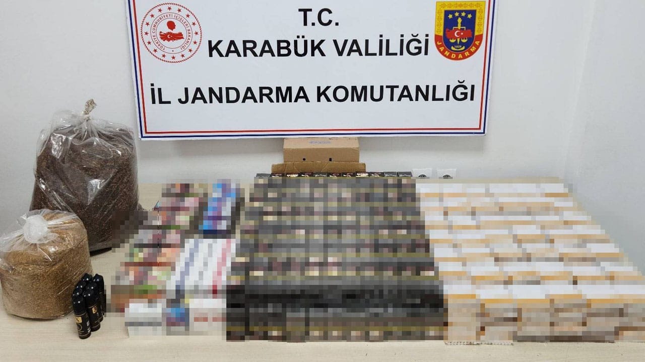 Karabük'te jandarmanın iki iş yerine düzenlediği operasyonlarda 22 bin 60 adet makaron, 10 kilo tütün ve çok sayıda kaçak sigara ele geçirildi.