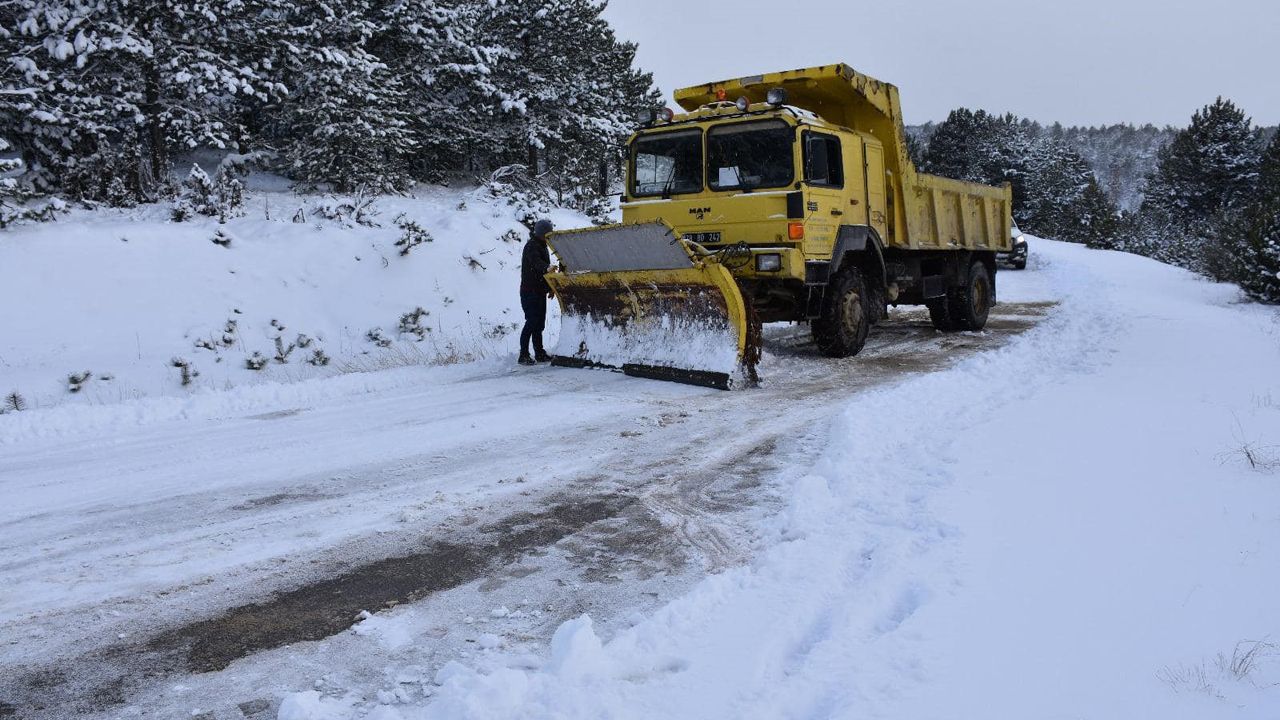 Karabük Valiliği kar yağışı sonrası ulaşıma kapanan 274 köy yolunun hummalı çalışmalar sonucunda yeniden açıldığını duyurdu.