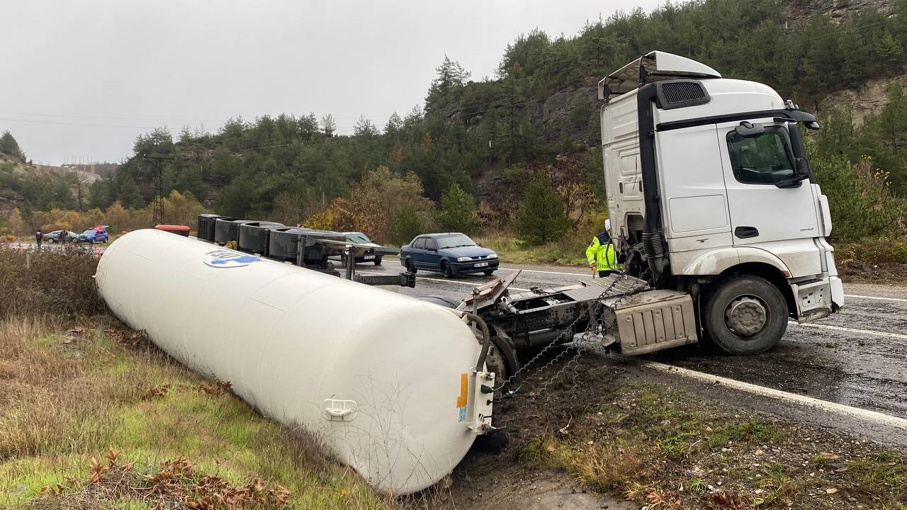 Karabük'te seyir halindeki azot yüklü tanker yoldan çıkarak devrildi.